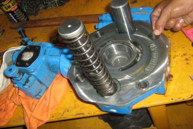 Servicing & seal kit renewal of Pump
